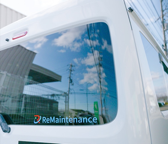 社用車（軽バン）のリアに掲載された会社名ロゴ（ReMaintenance）