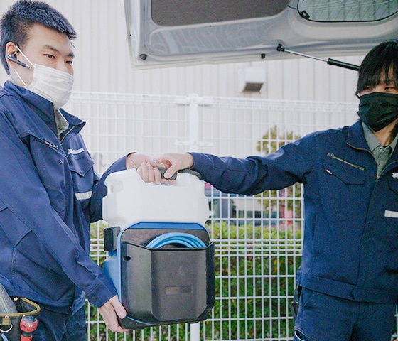 書類を持ち業務を検討する作業員（正当な評価制度）