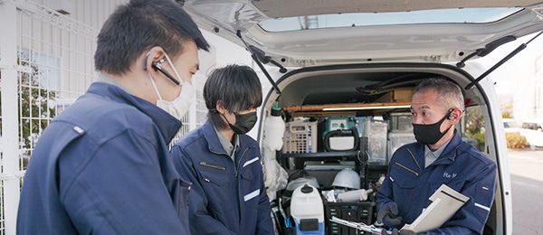 書類を確認する作業員（募集要項・イメージ）