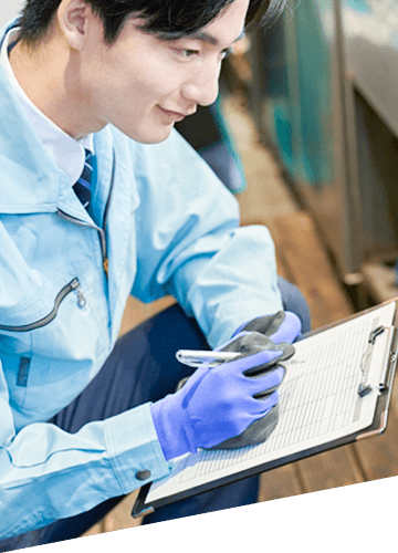 商業施設の設備を点検する作業員（保守メンテナンス業務）