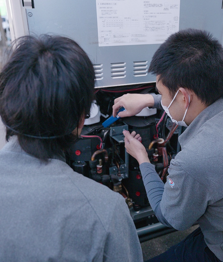 空調設備のメンテナンスを行う技術者